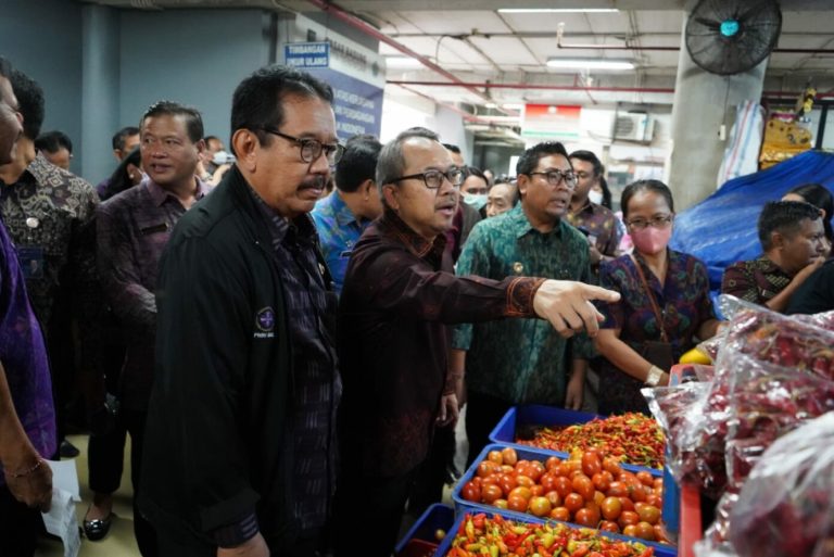 TRANSAKSI - Kepala Kantor Perwakilan Bank Indonesia Provinsi Bali mendorong transaksi di pasar dengan transaksi non tunai.