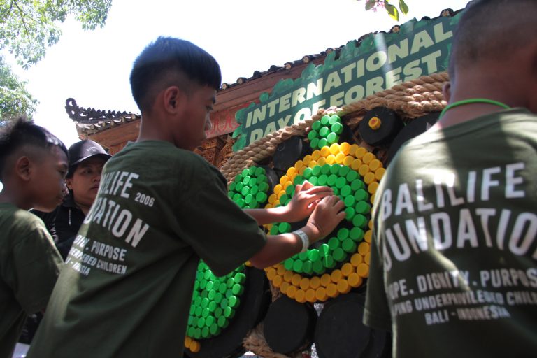 Serunya Melukis Mozaik Pohon dengan Tutup Botol di Bali Safari Park
