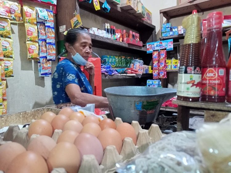 Pemerintah mengeluarkan kebijakan terkait efesiensi anggaran. Perjalanan atau kunjungan dinas hingga aktivitas meetings, incentives, conventions dan exhibitions (MICE) berdampak pada kebijakan tersebut. Hal ini pun turut berdampak bagi sektor pariwisata di Bali. Pengamat Pariwista Prof. Dr. I Putu Anom, B.Sc., M.Par saat diwawancarai, Senin (17/3/2025) mengatakan, pemberlakuan efesinesi akan berpengaruh terhadap pariwisata Bali dan tentu membuat daya beli menurun. Hal ini dikarenakan kegiatan perjalanan dinas hingga MICE berkurang dampak dari pengurangan anggaran baik itu APBN ataupun APBD. "Mobilitas orang akan berkurang, baik itu ASN pusat ke Bali ataupun pelaksanaan MICE. Ini akan berpengaruh kepada pariwisata kita," katanya. Menurunnya kunjungan, lanjutnya mengatakan, akan membuat penggunaan kamar hotel berkurang termasuk juga penggunaan transportasi. "Jadi ini menurunkan daya beli," ungkapnya. Anggaran yang di efesiensikan ini dikatakannya juga cukup besar, mencapai puluhan triliun. Sehingga cukup berdampak pada daya beli di sektor pariwisata di Bali.