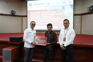 Edukasi Keuangan tgl 18 September 2023 - Penyerahan KUR secara simbolis kepada perwakilan Petani Bawang Merah