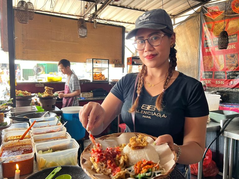 Pedagang Geprek di Jalan Ayani Ini Ternyata Penyanyi, Rilis Single Kedua di Kedai Sendiri.