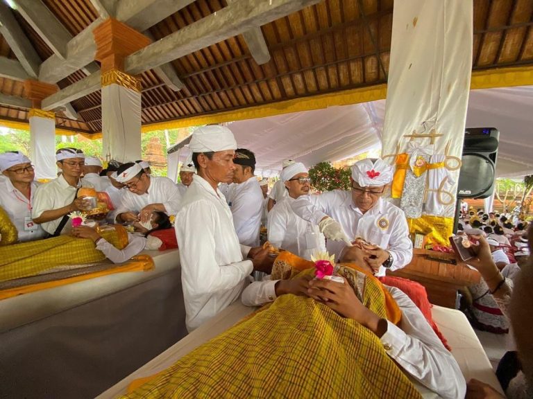 Untuk kedua kalinya pengurus PHDI Kota Denpasar menggelar upacara secara massal.