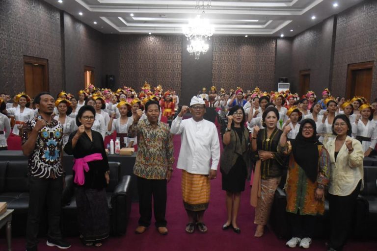 DENPASAR, BALIKONTEN.COM  - Pemerintah Kota Denpasar melanjutkan program kecakapan wirausaha platinum keterampilan tata rias pengantin.