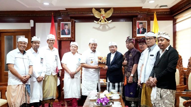 Pj. Gubernur Bali S.M. Mahendra Jaya menegaskan agar LPD tidak hanya mementingkan keuntungan atau bisnis semata.
