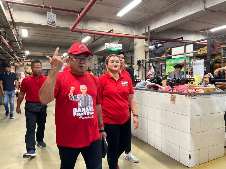 ARW Pimpin Kampanye Gama di Pasar Badung, APD Bagikan Bunga Hingga Kaos untuk Tukang Suwun