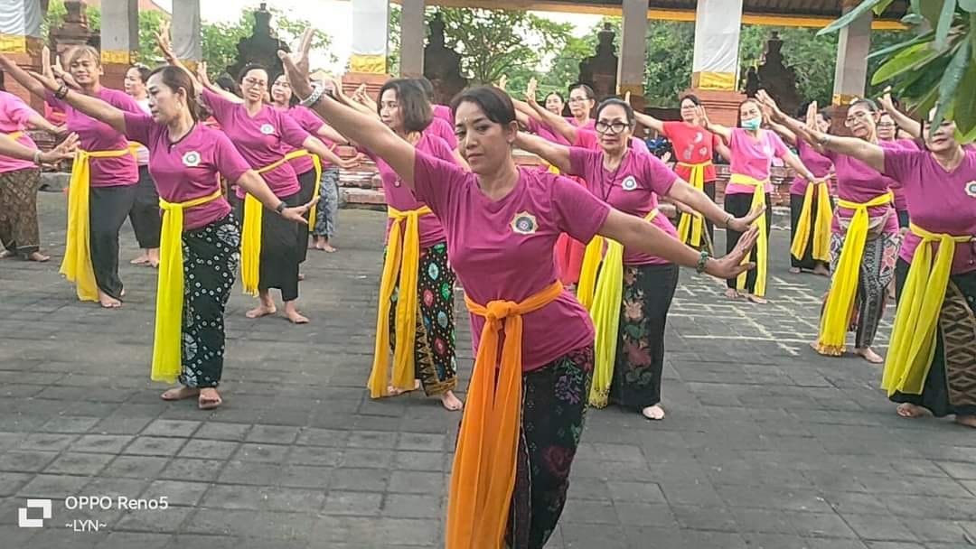 Ibu-ibu saat melakukan latihan nari Rejang Pengider Bhuana/ Balikonten