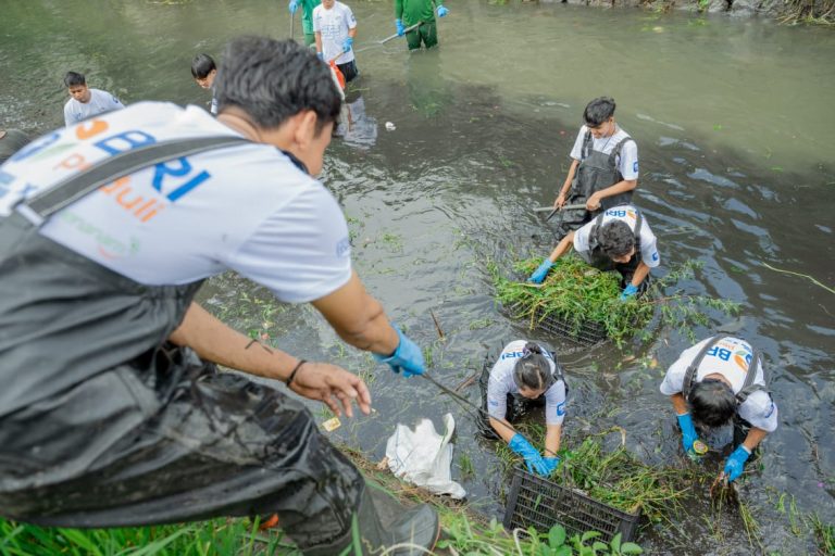 BRI mencetuskan Program “Jaga Sungai Jaga Kehidupan Kolaborasi BRI Menanam” yang diselenggarakan di 100 titik sungai di seluruh Indonesia.
