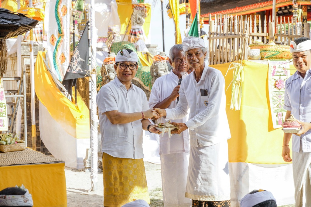 Sekda Badung I Wayan Adi Arnawa mewakili Bupati Badung bersembahyang di Pura Dhang Kahyangan Gunung Payung Desa Adat Kutuh, Kuta Selatan, Kamis (25/1).