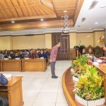 Wabup Ketut Suiasa memberikan arahan dalam Kegiatan Focus Group Discussion di Ruang Rapat Kriya Gosana Lt. lll Puspem Badung, Selasa (30/1).