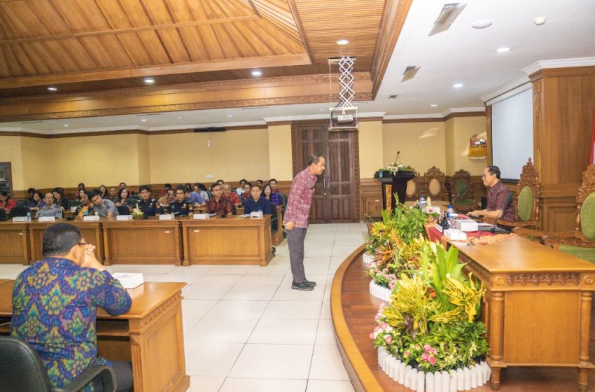 Wabup Ketut Suiasa memberikan arahan dalam Kegiatan Focus Group Discussion di Ruang Rapat Kriya Gosana Lt. lll Puspem Badung, Selasa (30/1).