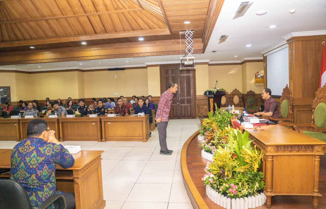 Wabup Ketut Suiasa memberikan arahan dalam Kegiatan Focus Group Discussion di Ruang Rapat Kriya Gosana Lt. lll Puspem Badung, Selasa (30/1).