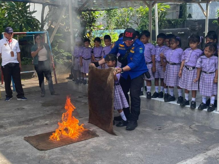 Damkar Denpasar Edukasi Siswa TK di Serangan untukMitigasi Kebakaran