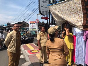 Membandel, Satpol PP Sapu Bersih Pedagang "Trotoar" di Jl. A. Yani Denpasar
