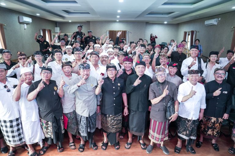 Bupati Giri Prasta Siapkan Rp 1 Miliar untuk Pura Punduk Dawa </br><span style='color:#808080;font-size:15px;'>Jelang Karya Pemelaspasan</span>