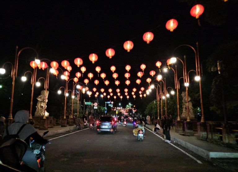 Indahnya Lampion “Imlek” di Jalan Gajah Mada Denpasar </br><span style='color:#808080;font-size:15px;'>Agung Prianta : Simbul Akulturasi Budaya</span>