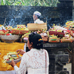 Anggara Kasih Julungwangi, Persembahan, Dewa yang Puja dan Bantennya