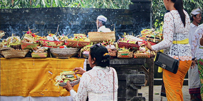 Anggara Kasih Julungwangi, Persembahan, Dewa yang Puja dan Bantennya