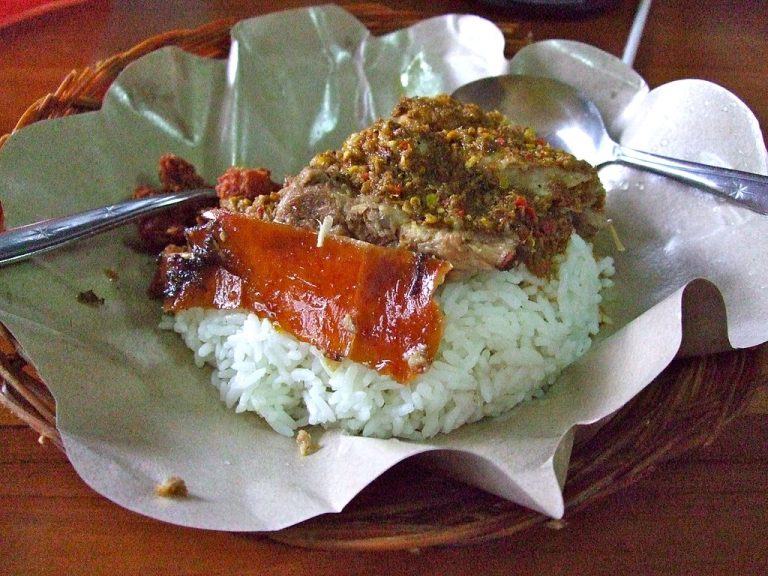rekomendasi nasi babi guling enak di denpasar 2024