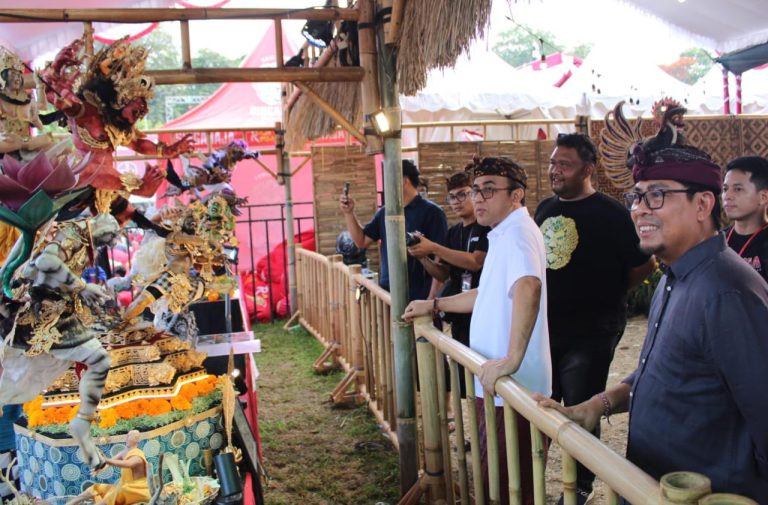 Walikota Denpasar, I Gusti Ngurah Jaya Negara bersama Wakil Walikota Denpasar, I Kadek Agus Arya Wibawa saat meninjau langsung pelaksanaan Lomba Ogoh-ogoh mini serangkaian Kasanga Fest di Lapangan Puputan I Gusti Ngurah Made Agung, Denpasar,