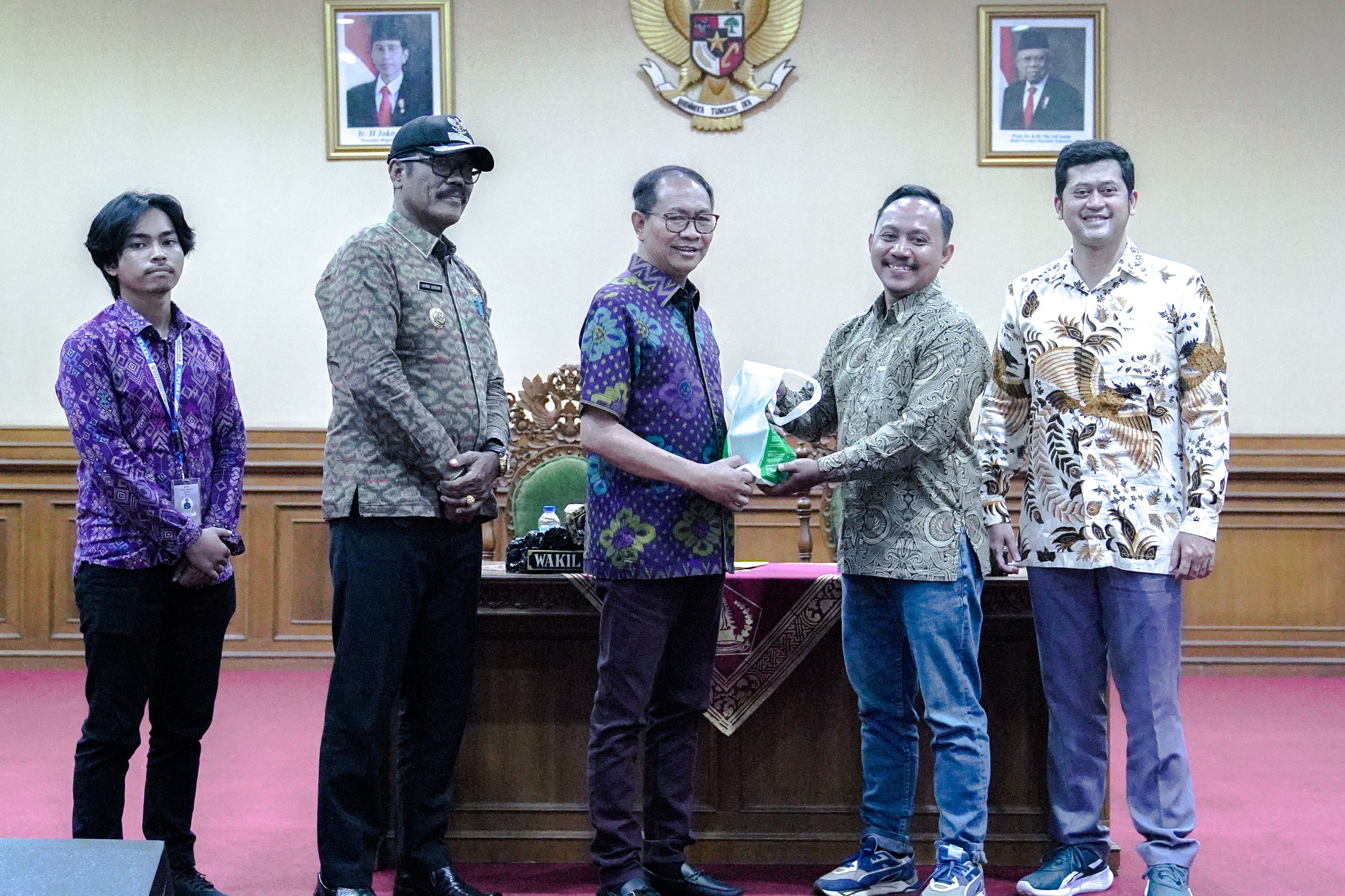 Wabup Suiasa menerima Audiensi Himpunan Mahasiswa Administrasi Publik Universitas Nasional di Ruang Rapat Kertha Gosana, Puspem Badung, Selasa (5/3).