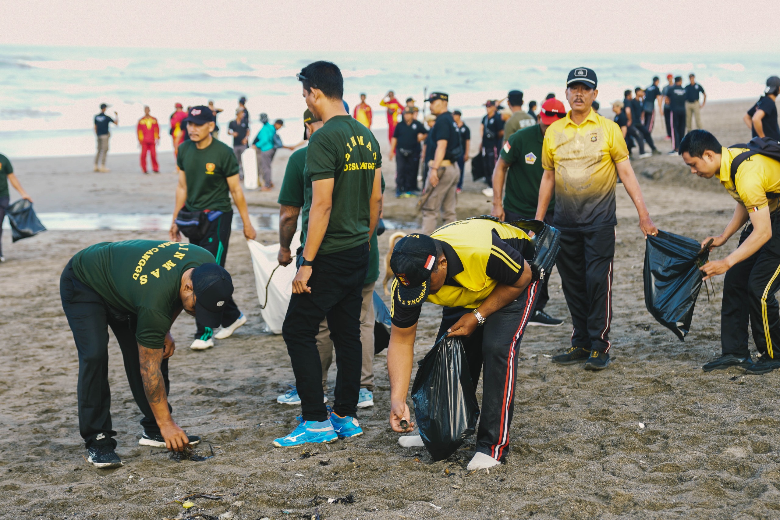 SAT POL PP Badung Gelar Bersih-bersih Pantai Batu Bolong Canggu