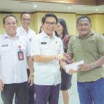 Sekda Badung I Wayan Adi Arnawa selaku Ketua Dewan Pengurus KORPRI Badung menyerahkan santunan kepada para anggota KORPRI yang telah purna tugas dan santunan kematian di Ruang Kriya Gosana, Puspem Badung, Rabu (6/3).