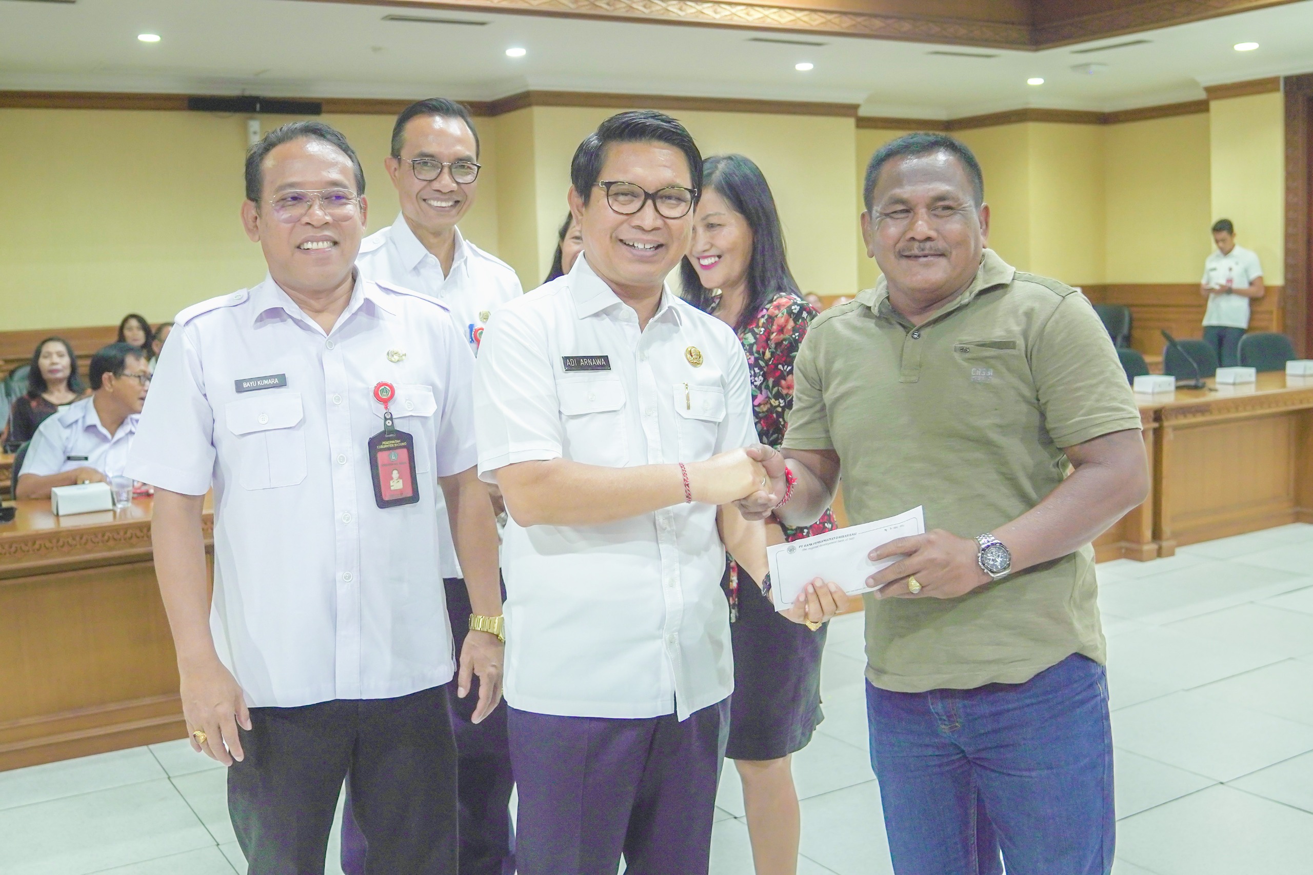 Sekda Badung I Wayan Adi Arnawa selaku Ketua Dewan Pengurus KORPRI Badung menyerahkan santunan kepada para anggota KORPRI yang telah purna tugas dan santunan kematian di Ruang Kriya Gosana, Puspem Badung, Rabu (6/3).