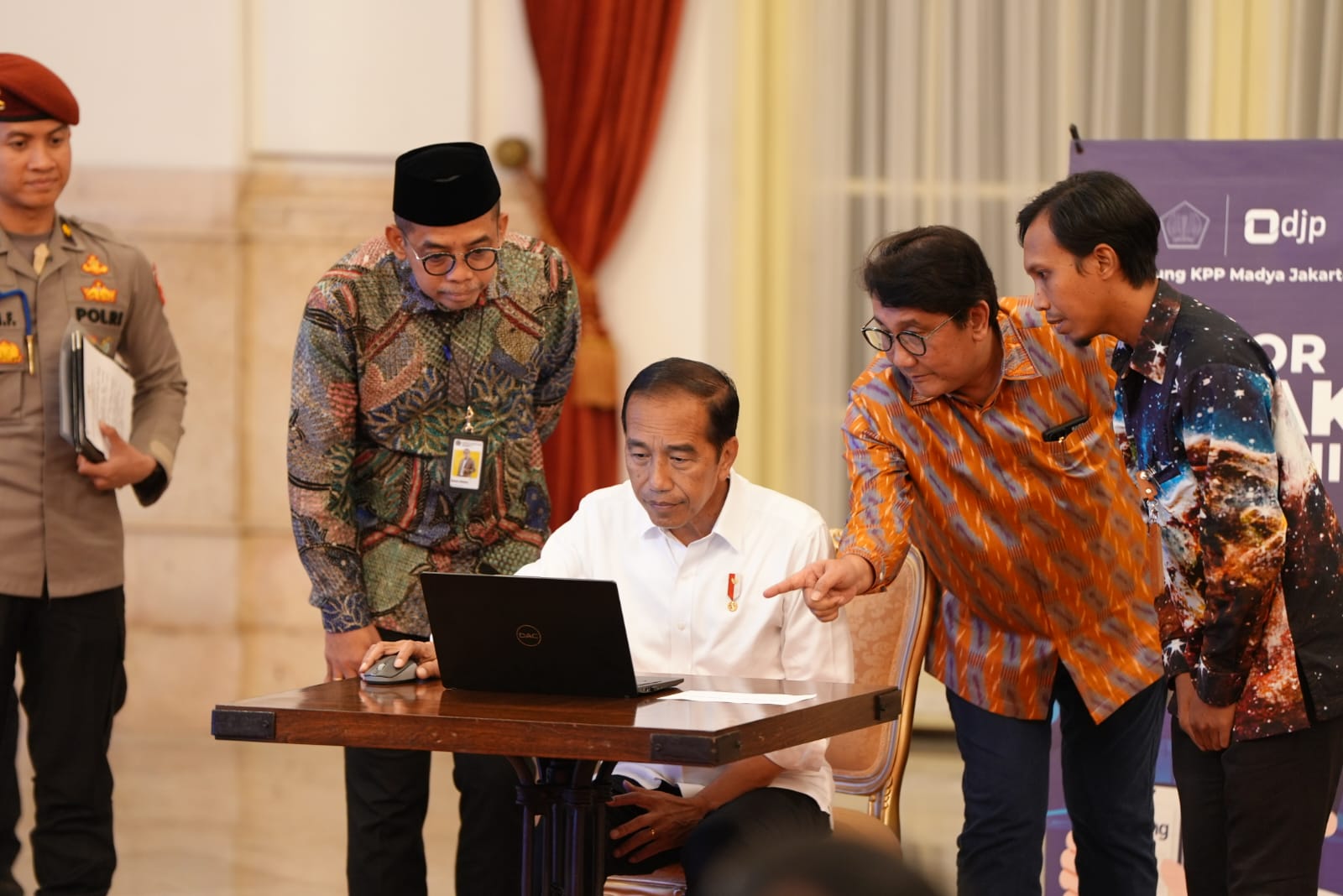 Jokowi bayar Pajak