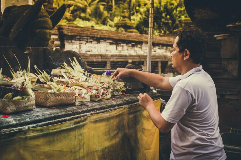 penjelasan dan pengertia anggarakasih medangsia siapa yang dipuja dan banten yang digunakan