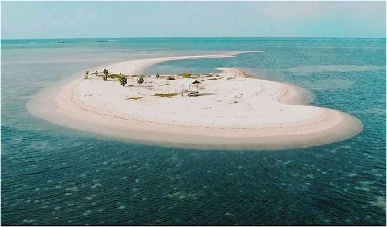 lokasi pantai hits di buleleng adalah pantai gili putih di sumberkima