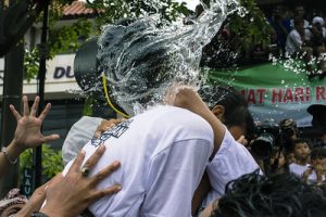apa maksud dari pelaksanaan omed-omedan di sesetan