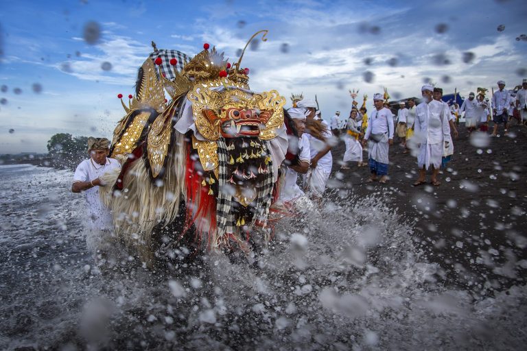 Ritual Melasti yang digelar sebelum nyei memiliki tujuan penting untuk hindu bali