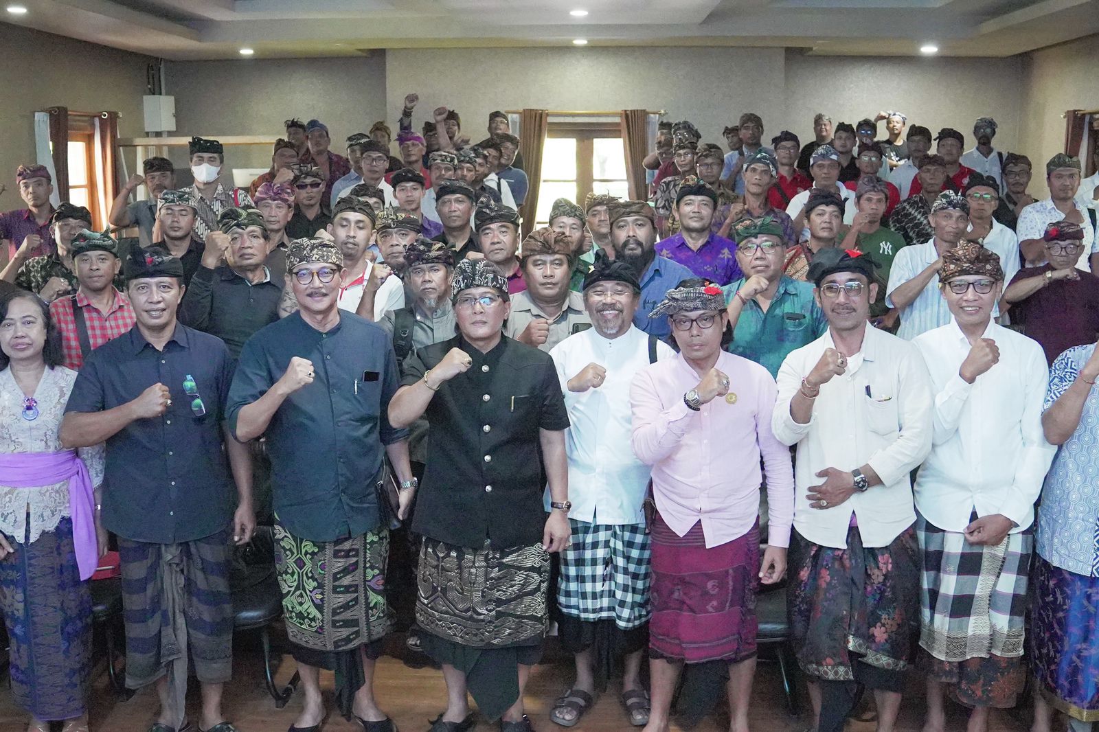 Bupati Badung I Nyoman Giri Prasta saat menerima audiensi dari tokoh Puri Anyar Ubud serta masyarakat Gianyar di Rumah Jabatan Bupati, Puspem Badung, Kamis (11/4).