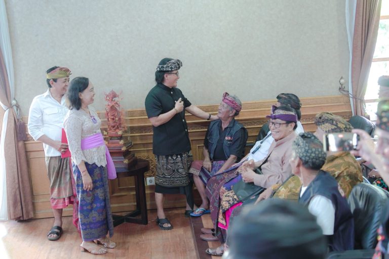 Bupati Giri Prasta saat menerima audiensi Seniman Drama Gong Lawas di Rumah Jabatan Bupati Badung, Kamis (11/4).