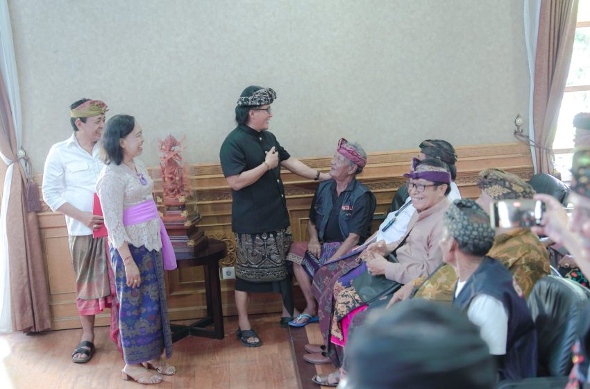 Bupati Giri Prasta saat menerima audiensi Seniman Drama Gong Lawas di Rumah Jabatan Bupati Badung, Kamis (11/4).