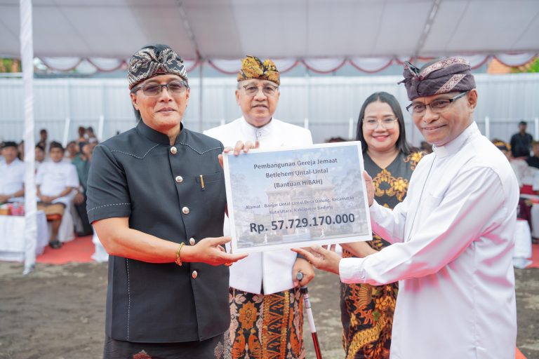 Bupati Giri Prasta saat menghadiri Peletakan Batu Pertama Pembangunan GKPB Untal-untal Jalan Anom No. 4 Banjar Untal-untal, Dalung, Kuta Utara, Jumat (12/4).