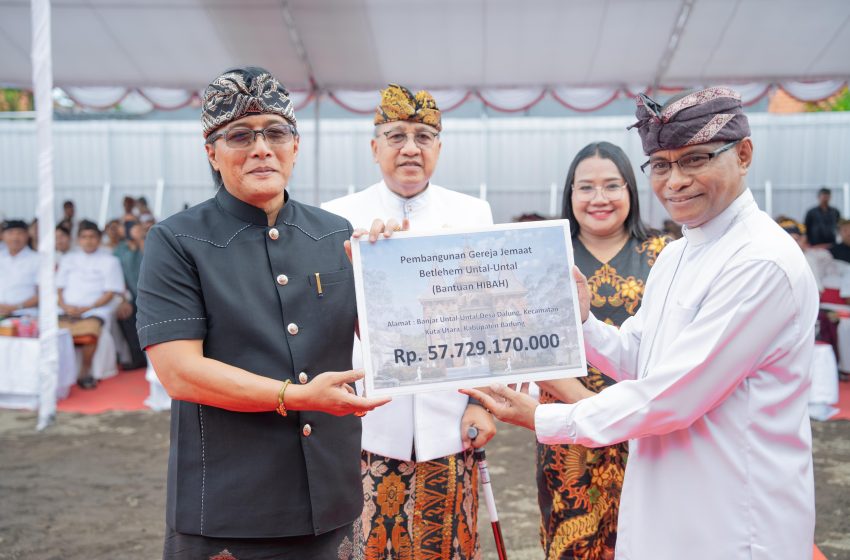 Bupati Giri Prasta saat menghadiri Peletakan Batu Pertama Pembangunan GKPB Untal-untal Jalan Anom No. 4 Banjar Untal-untal, Dalung, Kuta Utara, Jumat (12/4).