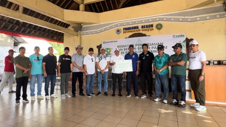 Sambut HUT ke 62, Bank BPD Bali Bersih-bersih di Pantai Pandawa dan Sumbang Tanaman