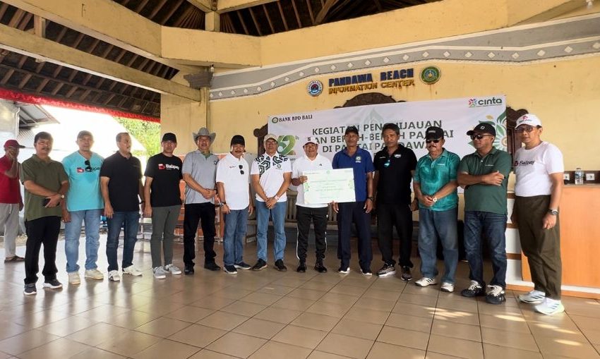 Sambut HUT ke 62, Bank BPD Bali Bersih-bersih di Pantai Pandawa dan Sumbang Tanaman