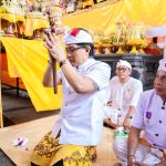 Bupati Nyoman Giri Prasta saat menghadiri Uleman Karya Memungkah dan Menawa Ratna di Pura Dang Kahyangan Dalem Camusen Desa Adat Blangsinga, Desa Saba, Blahbatuh, Kabupaten Gianyar, Senin (8/4).