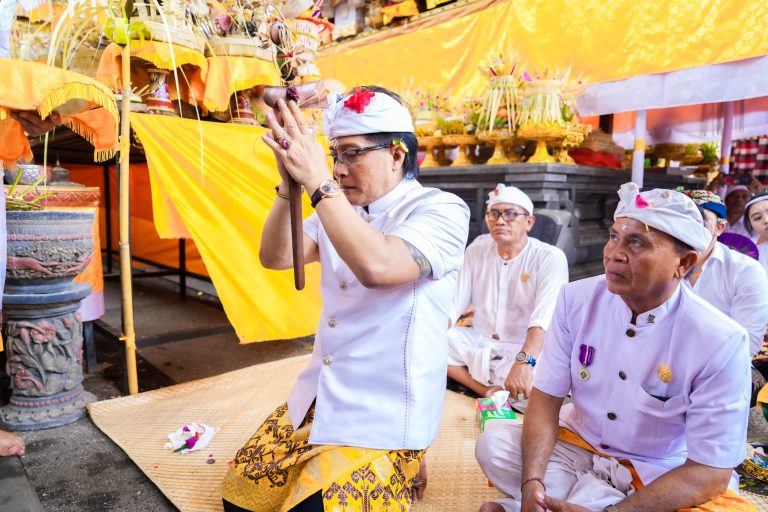 Bupati Nyoman Giri Prasta saat menghadiri Uleman Karya Memungkah dan Menawa Ratna di Pura Dang Kahyangan Dalem Camusen Desa Adat Blangsinga, Desa Saba, Blahbatuh, Kabupaten Gianyar, Senin (8/4).