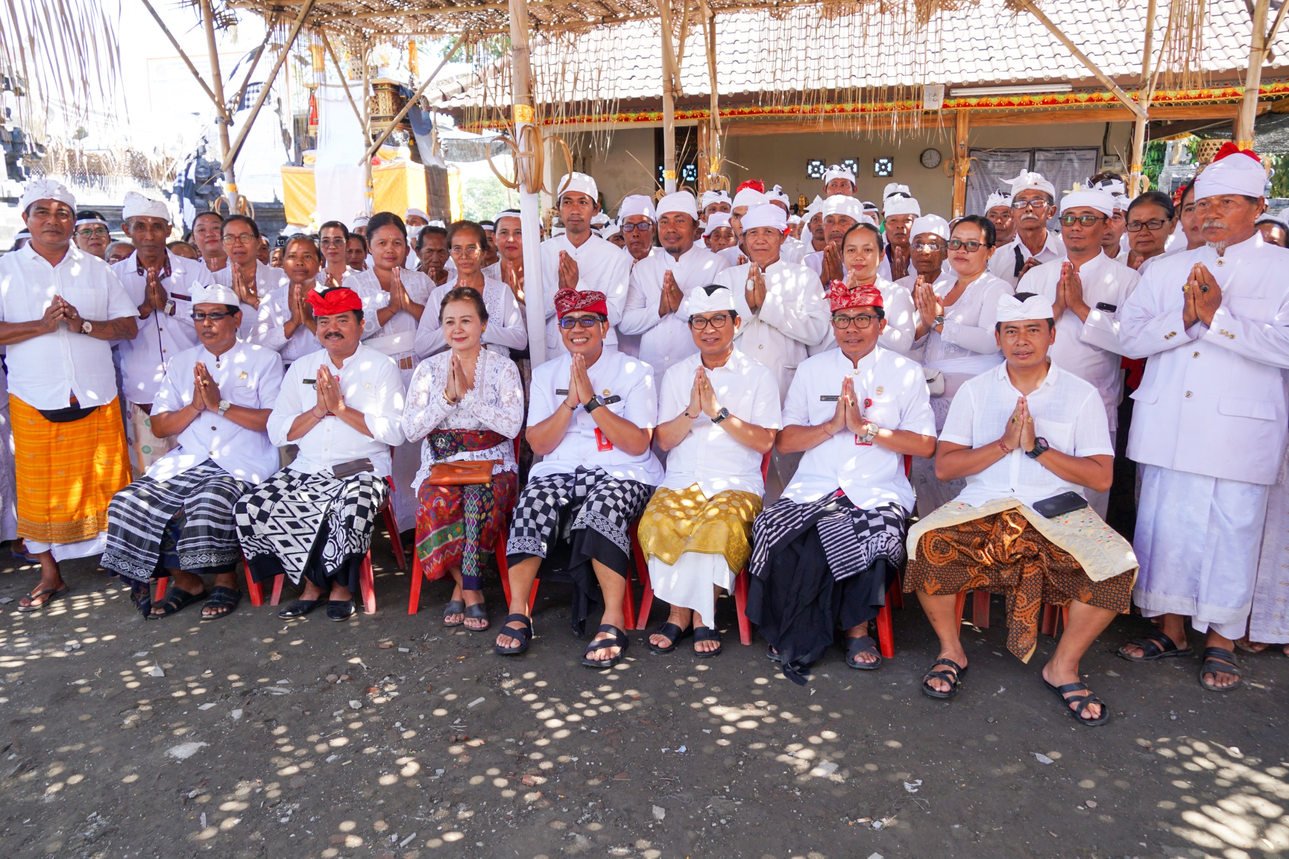 Sekda Wayan Adi Arnawa menghadiri karya Ngenteg Linggih, Pedudusan Alit, Tawur Wraspati Kalpa Pura Sang Hyang Landu dan memberikan paraf di Prasasti, Banjar Gelagah Puwun Desa Kekeran, Mengwi