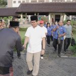 Sekda Adi Arnawa saat menghadiri pelaksanaan Sholat Idul Fitri di Lapangan Puspem Badung, Rabu (104).