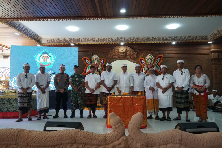 Wabup Suiasa Hadiri Upacara Melaspas Banjar Teba Sari Kuta