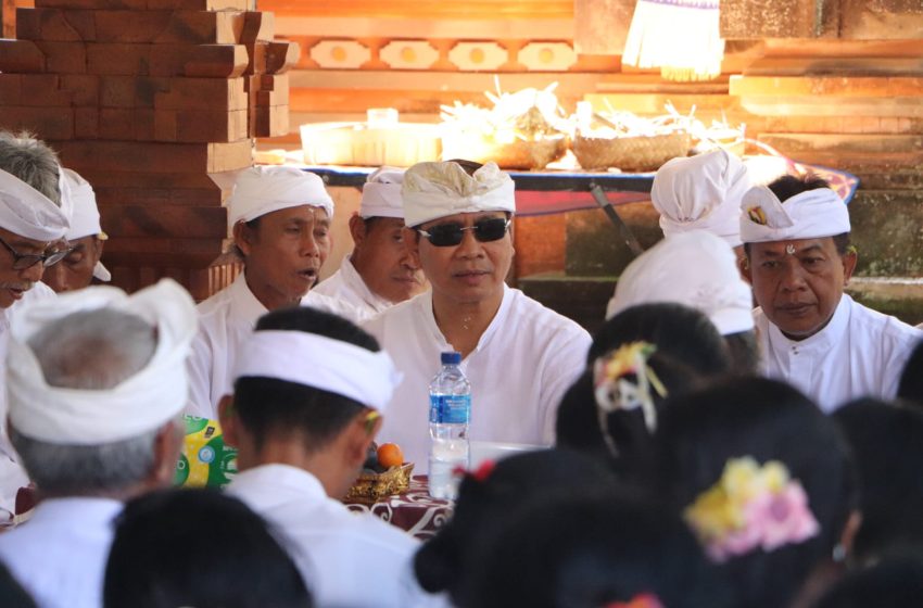 Wabup Suiasa saat menghadiri Karya Pemelaspasan Balai Gong, Pewaregan dan Bale Gedong di Pura Panti Tangkas Kori Agung, Banjar Pempatan Desa Munggu, Kecamatan Mengwi, Sabtu (12/4).