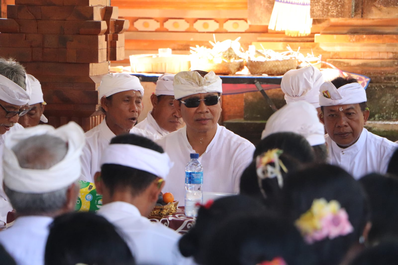 Wabup Suiasa saat menghadiri Karya Pemelaspasan Balai Gong, Pewaregan dan Bale Gedong di Pura Panti Tangkas Kori Agung, Banjar Pempatan Desa Munggu, Kecamatan Mengwi, Sabtu (12/4).