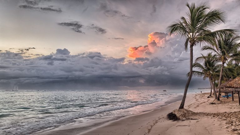 7 pantai di badung dan denpasar bali yang memiliki pasir berwarna putih