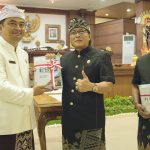 Bupati Nyoman Giri Prasta saat hadir dalam Rapat Paripurna Ke-9 DPRD Provinsi Bali sekaligus menerima opini WTP untuk Pemkab Badung di Ruang Sidang Utama Gedung DPRD Provinsi Bali, Rabu (22/5).