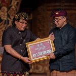 Bupati Giri Prasta menyerahkan Hibah untuk Kota Denpasar di Gedung Dharma Negara Alaya, Lumintang Denpasar, Senin (6/5).