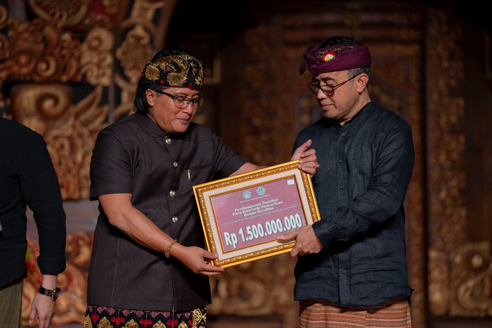 Bupati Giri Prasta menyerahkan Hibah untuk Kota Denpasar di Gedung Dharma Negara Alaya, Lumintang Denpasar, Senin (6/5).